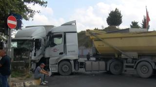 Kırmızı ışıkta durmadı, başka bir kamyonla kafa kafaya çarpıştı