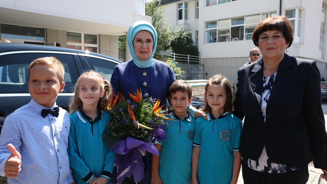 Emine Erdoğan`dan Maarif Vakfı okuluna ziyaret
