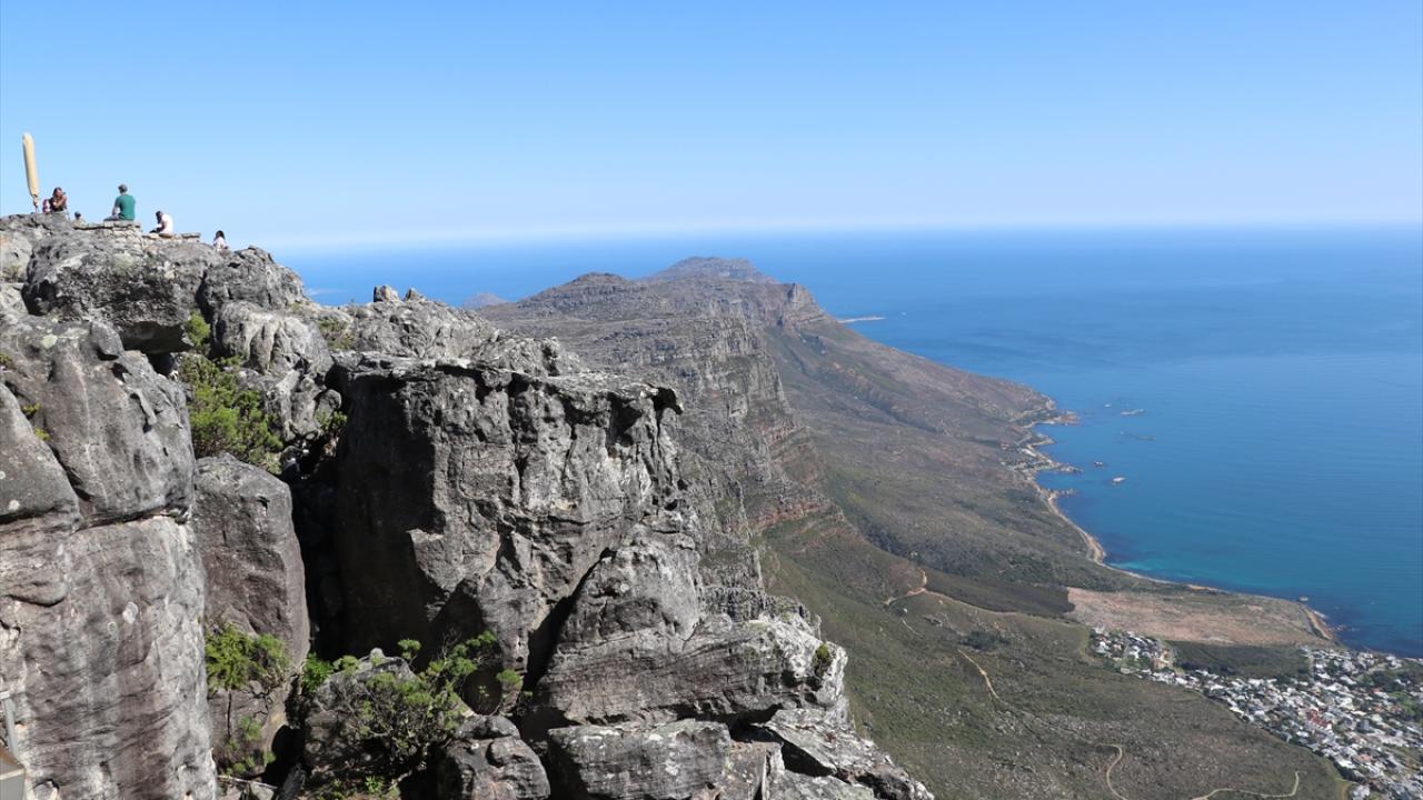 Yerli Khoi halkı ise dağı "Deniz Dağı" olarak isimlendiriyor