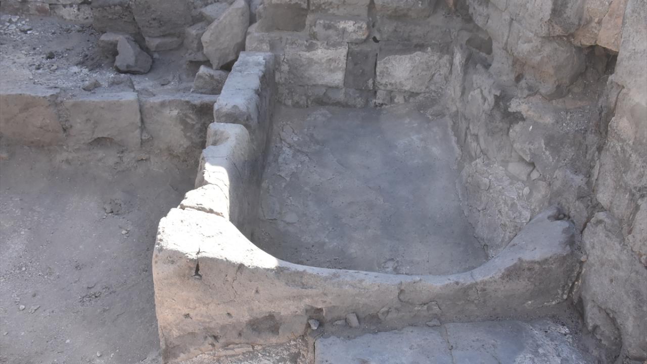 Ani Örenyeri'nde "suda doğum"un ilk örneğinin yaşandığı değerlendirilen taş küvet bulundu