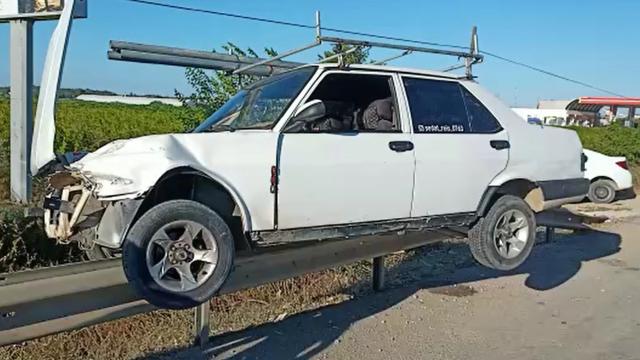 �n�ndeki kamyonu ge�meye �al���rken bariyerlerin �zerinde as�l� kald�