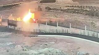 Kamyonla çarpışan otomobil alev topuna döndü