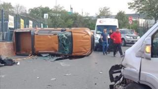 İstanbul'da minibüsün çarptığı kamyonet takla attı