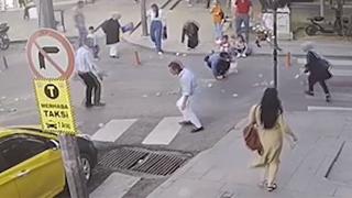 Sokakta parasını düşüren kişiye vatandaşlar yardım etti