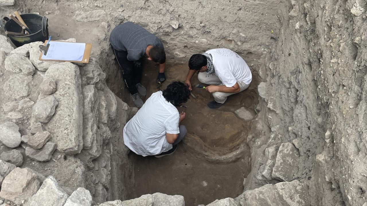 Troya'da 3 bin 700 yıllık kubbeli fırın kalıntısına ulaşıldı