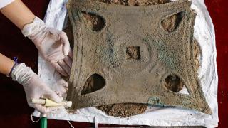 Van'da Urartulara ait mimari kaplama levhası bulundu