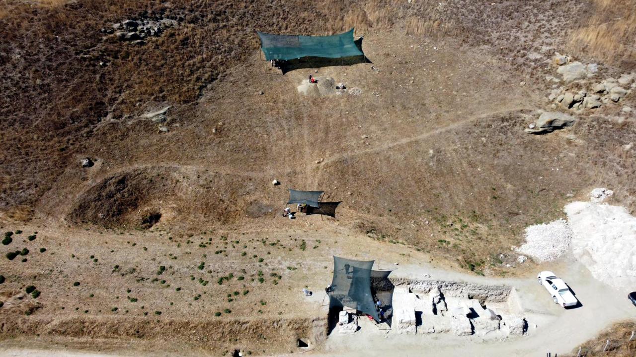 "90 metreye 130 metre oldukça büyük bir tiyatro"