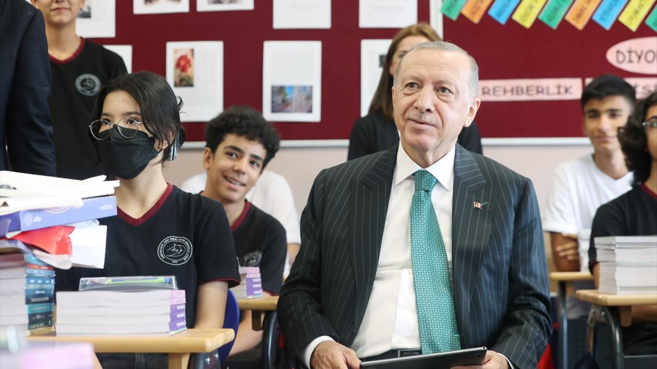 "Ders kitaplarını ücretsiz bir şekilde dağıtarak velilerimizi kırtasiye kırtasiye dolaşmaktan kurtardık"