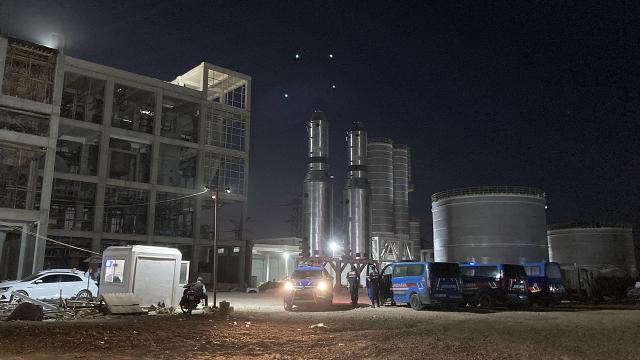 �n�aatta d��en �elik platformun alt�nda kalan 1 i��i �ld�, 4 i��i yaraland�