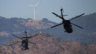 İzmir'in 100. kurtuluş günü kutlamalarında helikopterler zeybek gösteri yaptı