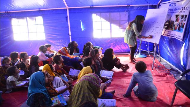 Pakistan'�n Sindh eyaletinde okullar�n y�zde 40'� sel sonucu y�k�ld�