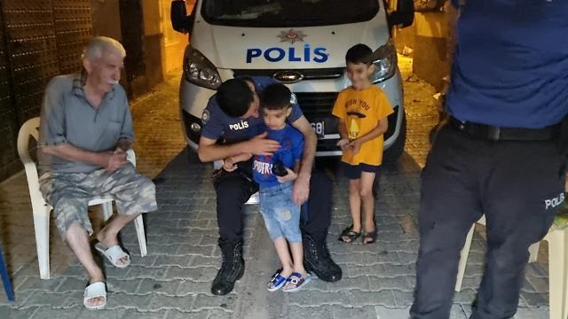 Annenin evde yaln�z b�rakt��� iki �ocu�u polis buldu