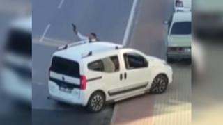 Aracın önünü kesti, tepki gösterenlere silah çekti