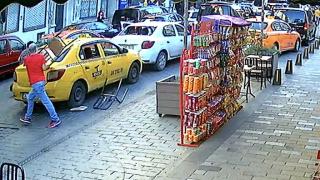 Aracının camını sandalyeyle kıran iki kişiyi vurdu: O anlar kamerada