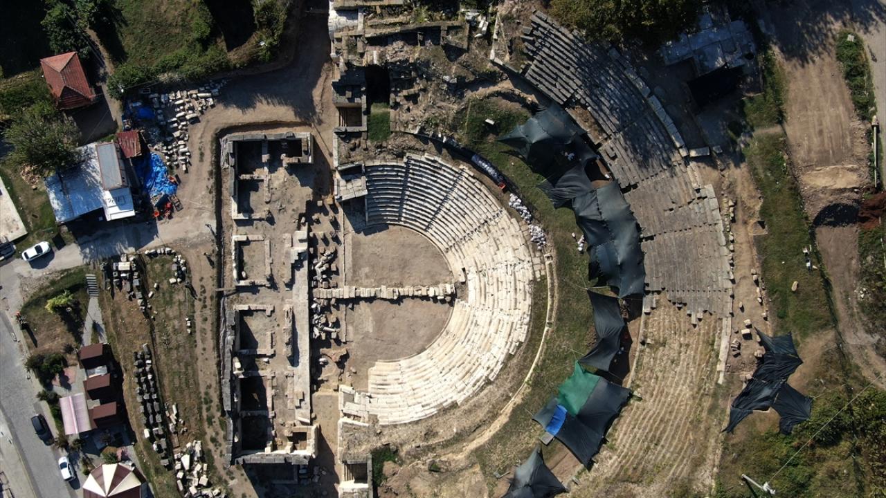 "Karadeniz`de şu ana kadar tespit edilmiş tek tiyatro yapısı"