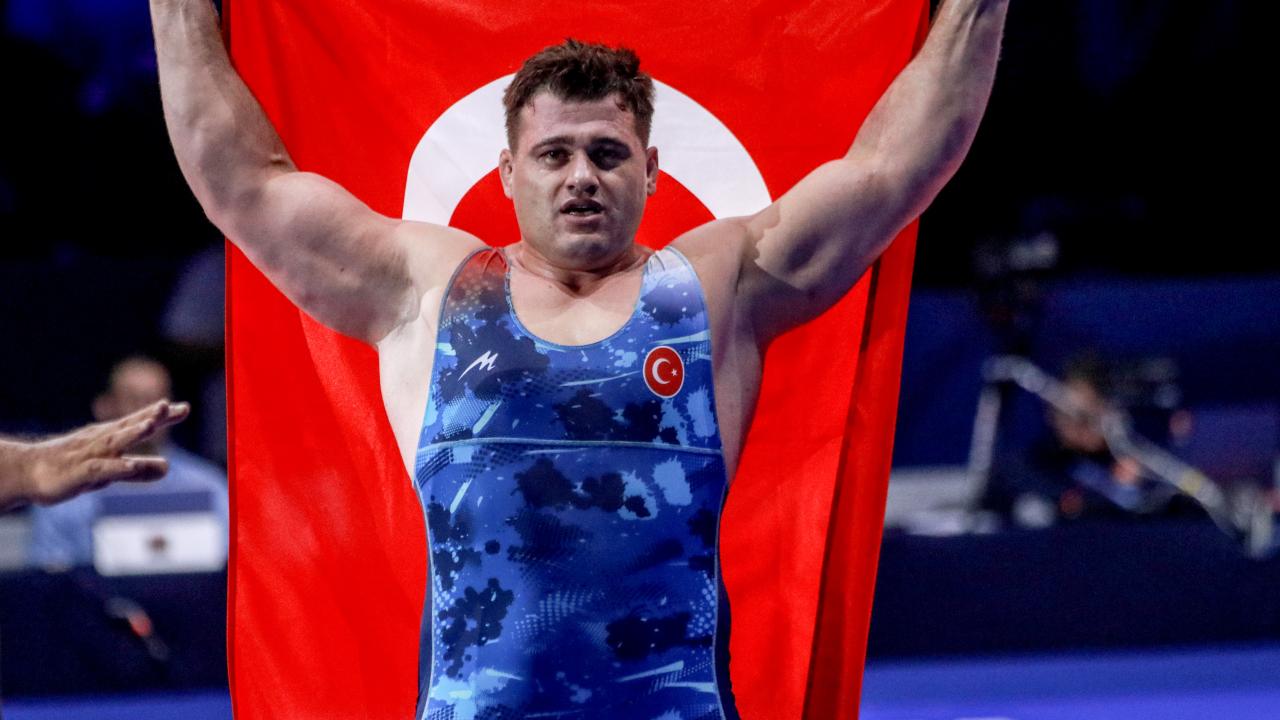 Bakan Kasapoğlu, dünya şampiyonu Rıza Kayaalp`i tebrik etti