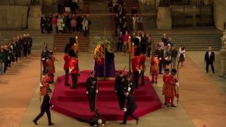 Nöbet tutan kraliyet askeri bayıldı