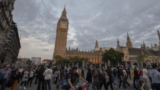 Kraliçe 2. Elizabeth'in naaşı halkın ziyaretine açıldı