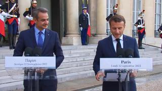 Miçotakis'in Macron'un kağıdına bakmaya çalıştığı anlar gündem oldu