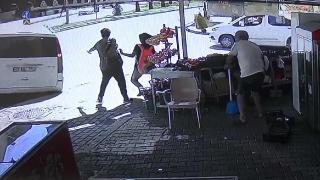 İki genç minibüsün altında kalmaktan son anda kurtuldu: O anlar kamerada