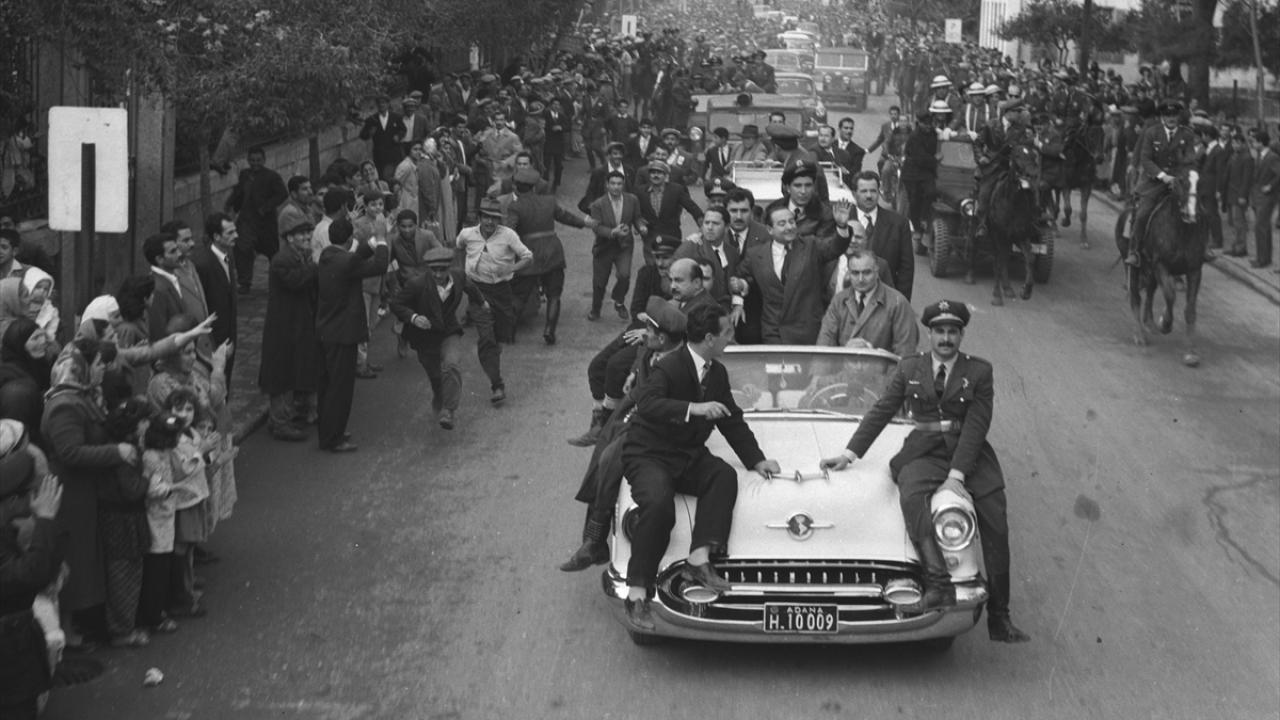 Ezan aslına döndürüldü