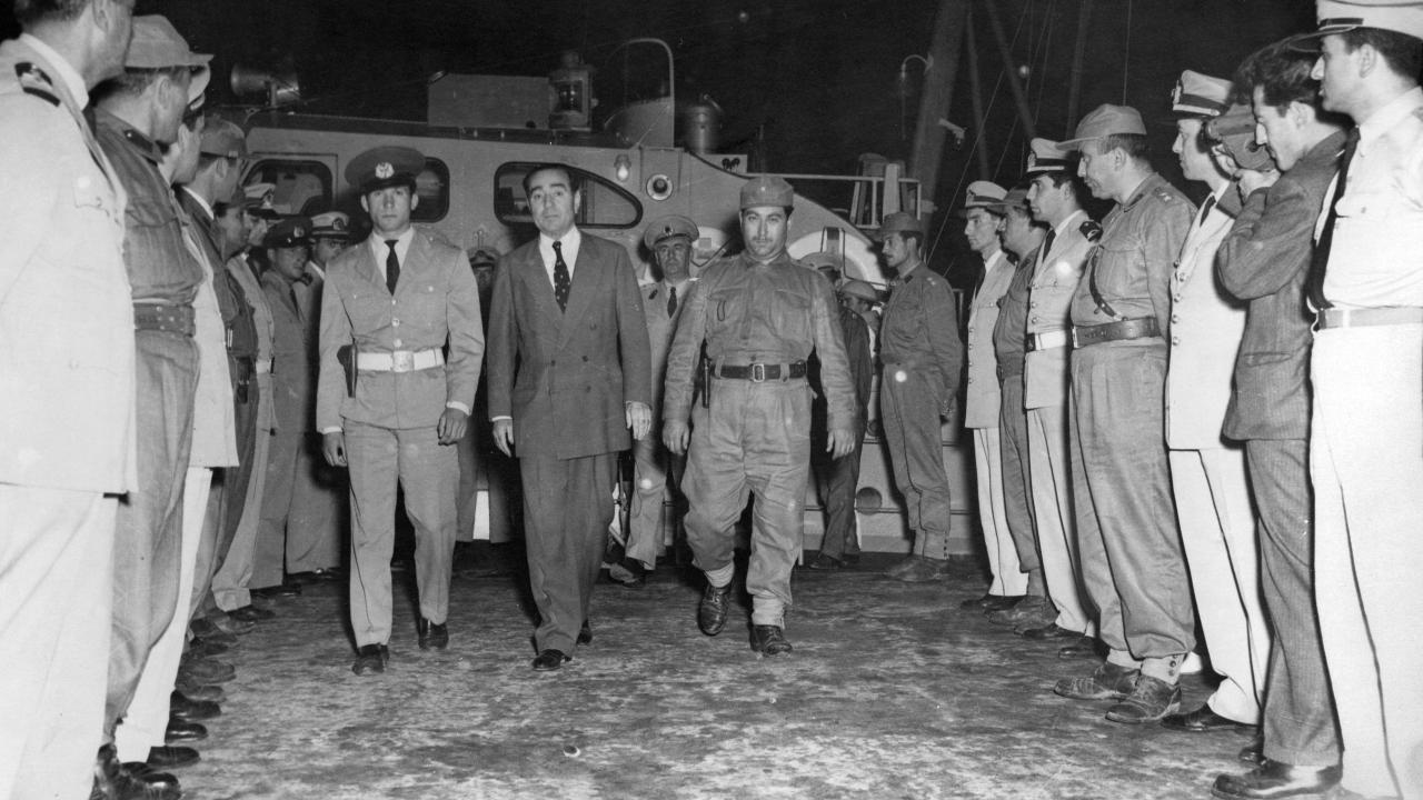 Beyaz gömlek giydirildi