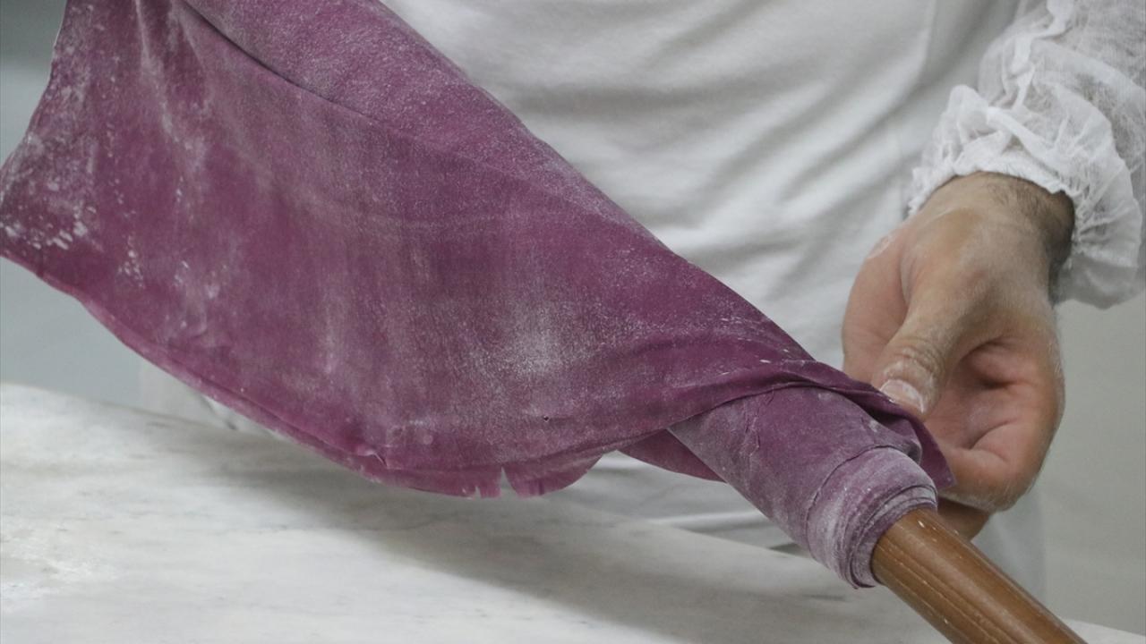 Mor baklava tezgahlarda dikkati çekiyor