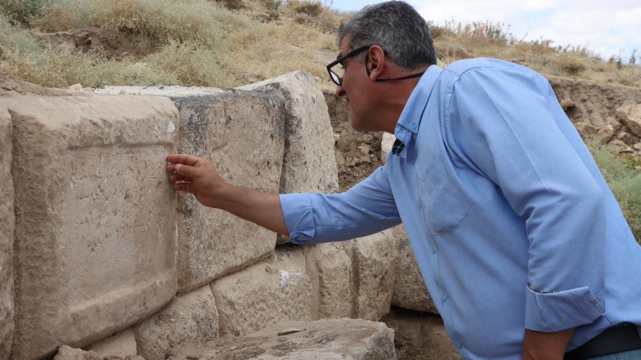 "Aramice yazı karakterlerinin ilk defa bu antik kentte kullanıldığını gördük"