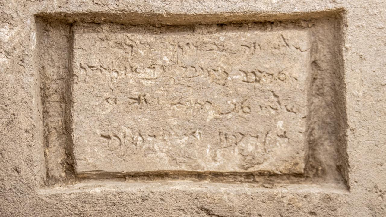 "İlk defa Aramice kitabeler Doğu Anadolu Bölgesinde bir mimari surun üzerinde bulundu"