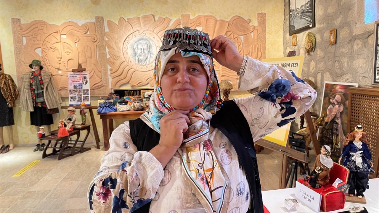 Tosya fesini minyatür hale getirip broş yaptı