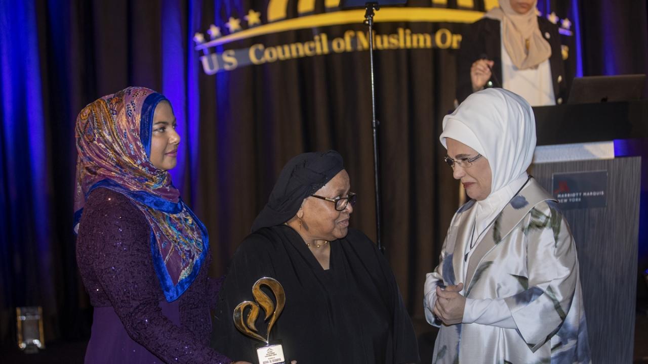 Müslüman kadınlara birçok alanda başarılarından dolayı ödül verildi