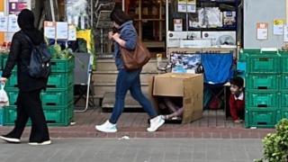 Çocuklar kutulara saklanarak çevredekilere şaka yaptı