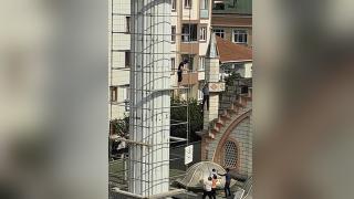 İstanbul'da işçilerin tehlikeli minare yenileme çalışması kamerada