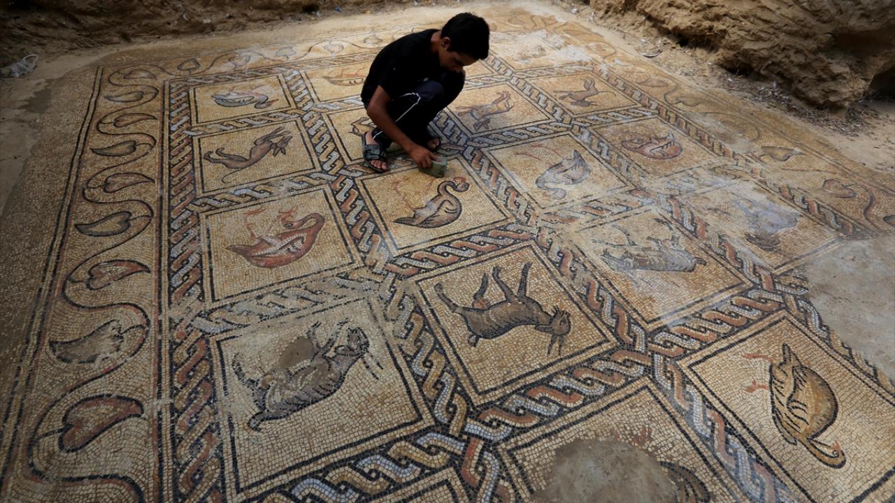 Filistinli çiftçi, Gazze’deki tarlasında Bizans dönemine ait mozaik keşfetti