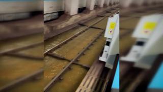 Japonya'da tren istasyonlarını su bastı