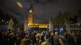 İngiltere'de halk Kraliçe 2. Elizabeth'in naaşını ziyaret ediyor