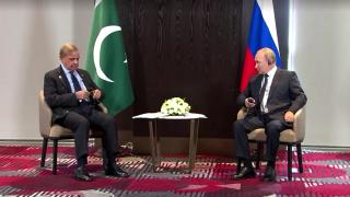 Pakistan Başbakanı Şerif’in Putin’le görüşmesinde kulaklıkla sınavı