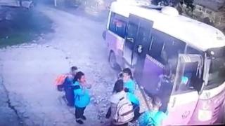 İçi öğrenci dolu servis alev aldı: Panik anları kamerada