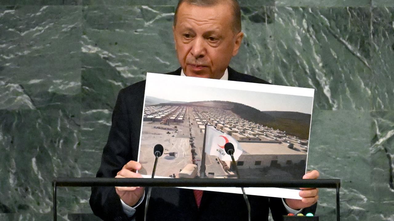 Türkiye`nin çatışma ve ihtilafların çevrelediği bölgenin tam kalbinde yer alan bir ülke sıfatıyla, sorunların değil çözümlerin parçası olmalarını sağlayacak inisiyatifler aldığına dikkati çeken Erdoğan, şöyle devam etti: