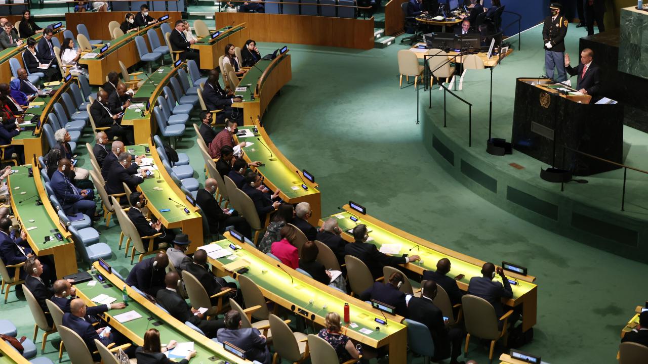 Salgının tedarik zincirlerinde yol açtığı aksaklıklar sebebiyle ağır darbe alan küresel ekonominin Rusya-Ukrayna savaşıyla yeni bir şok dalgasına daha maruz kaldığına dikkati çeken Erdoğan, sözlerini şöyle sürdürdü: