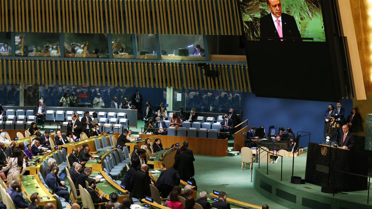 Diğer yandan milyonlarca insanı mağdur eden tüm bu felaketlerin, etkin çok taraflılığın Birleşmiş Milletlerde vücut bulması için daha fazla çaba gösterme sorumluluğunu, herkese bir kere daha hatırlattığına dikkati çeken Erdoğan, şöyle devam etti: