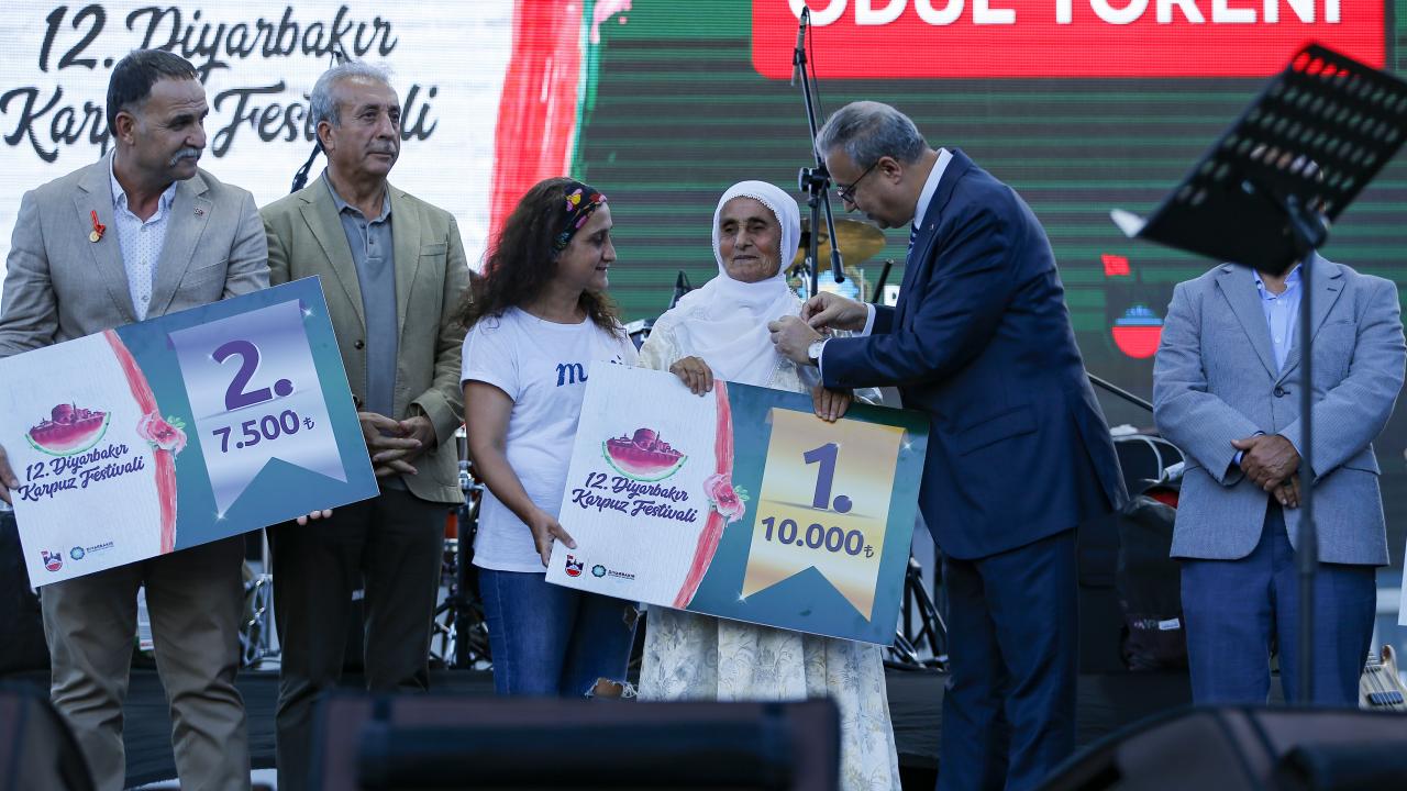  Kadın çiftçi 51 kilo 400 gramlık karpuzla birinci oldu