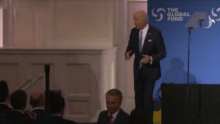 Biden'ın sahnedeki hareketleri sosyal medyada gündem oldu