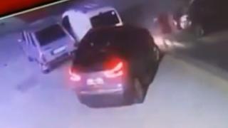 Kendi etrafında dönerek 4 araca çarpan cip kamerada