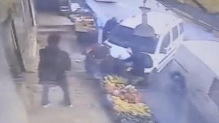 Direksiyon hakimiyetini kaybeden araç manav reyonuna daldı