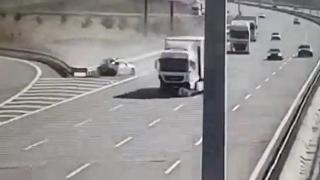 Otoyolda geri manevra yapan otomobile tır çarptı