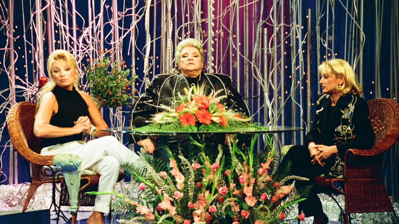 "Beklenen Şarkı" filmiyle 1954`te sinemaya adım attı