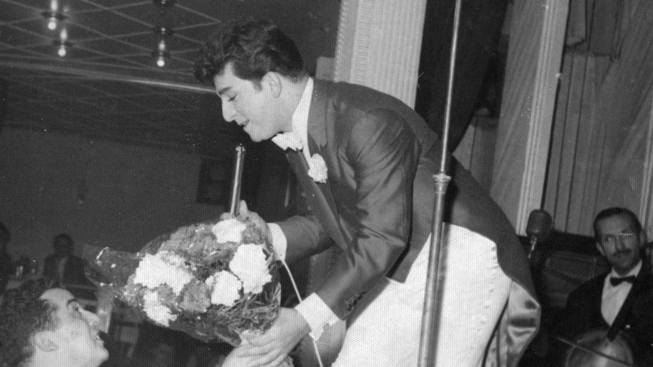 "Yalnız benim ol, el yüzüne bakma sen" şarkısını çok severdi