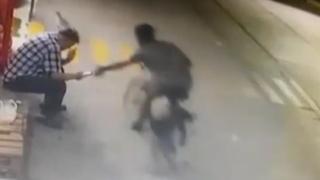 Bisikletle yaklaştı, kaldırımdaki adamın elinden telefonunu çaldı