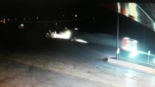 Virajı alamayan tır yan yattı